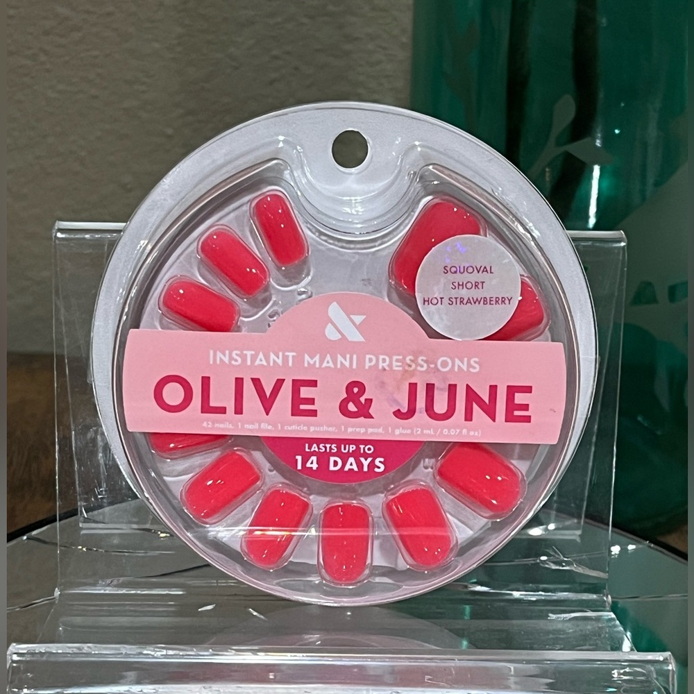 Olive & June Instant Mani Press-Ons in Hot Strawberry, Squoval, short, new!